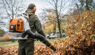 Soprador Stihl sendo utilizado para limpeza de folhas no outono