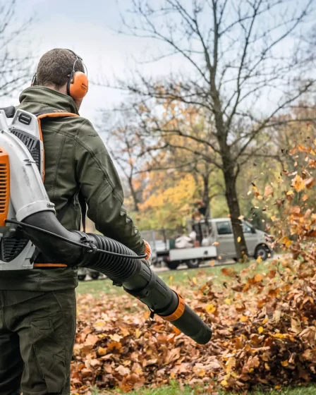 Soprador Stihl sendo utilizado para limpeza de folhas no outono