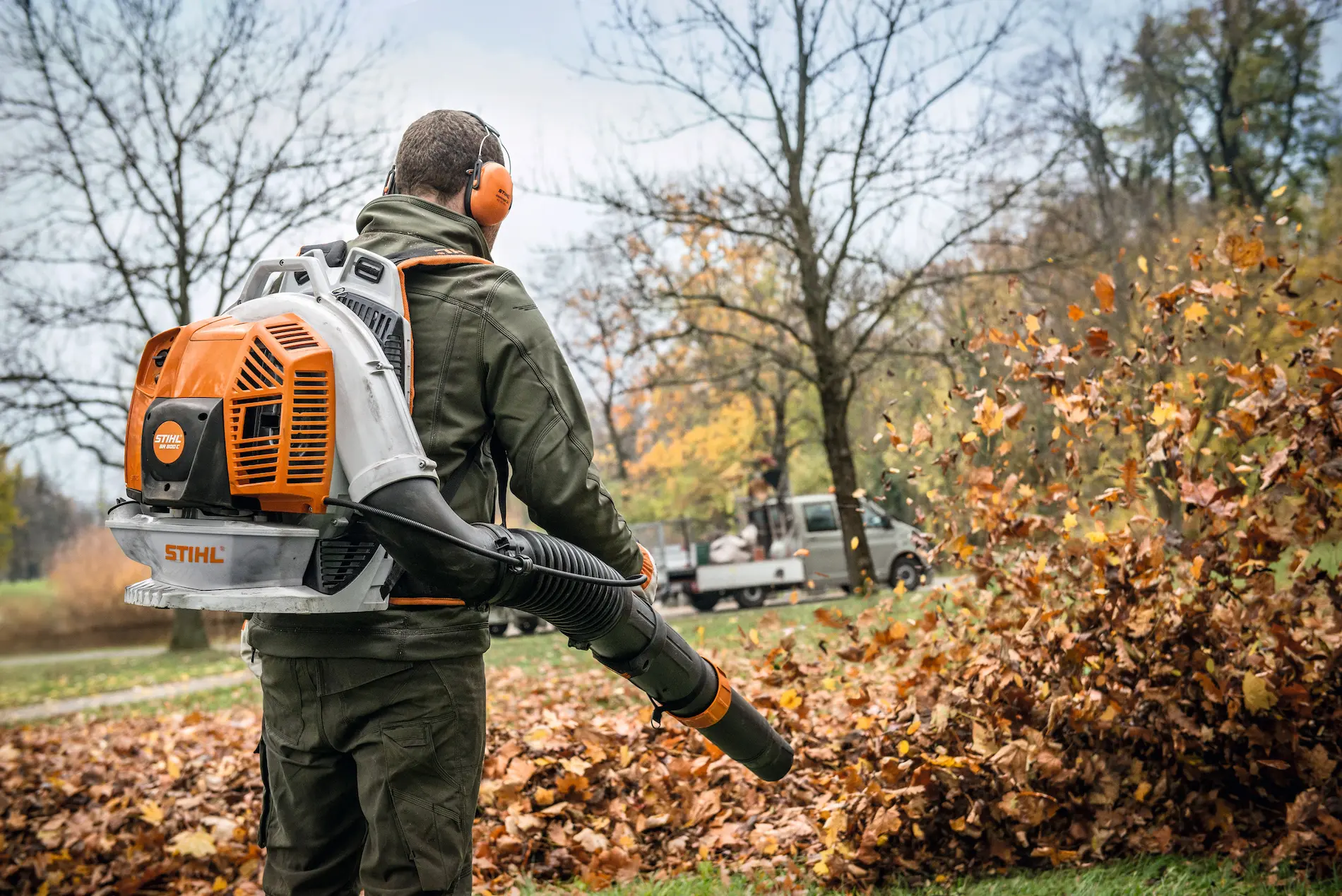 Soprador Stihl sendo utilizado para limpeza de folhas no outono
