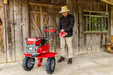 Operador preparando solo de horta com motocultivador BTTG 7,5