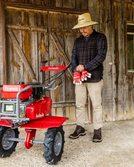 Operador preparando solo de horta com motocultivador BTTG 7,5