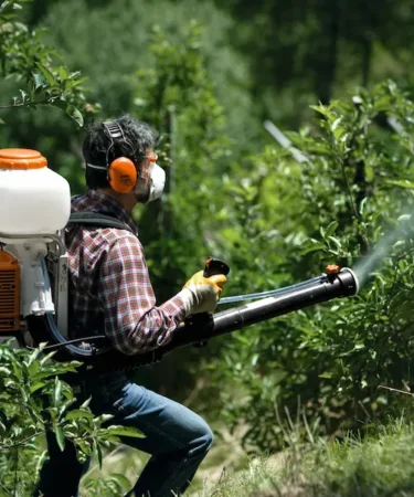 Pulverizador costal Stihl SR 420 vista lateral com tanque de 13 litros