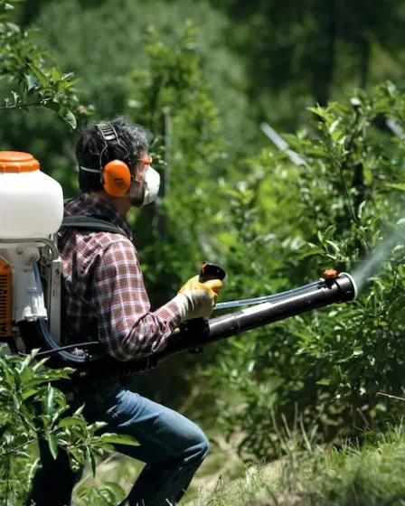 Pulverizador costal Stihl SR 420 vista lateral com tanque de 13 litros