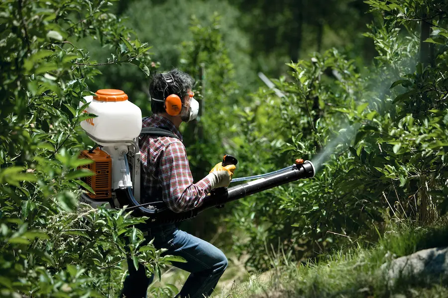 Pulverizador costal Stihl SR 420 vista lateral com tanque de 13 litros
