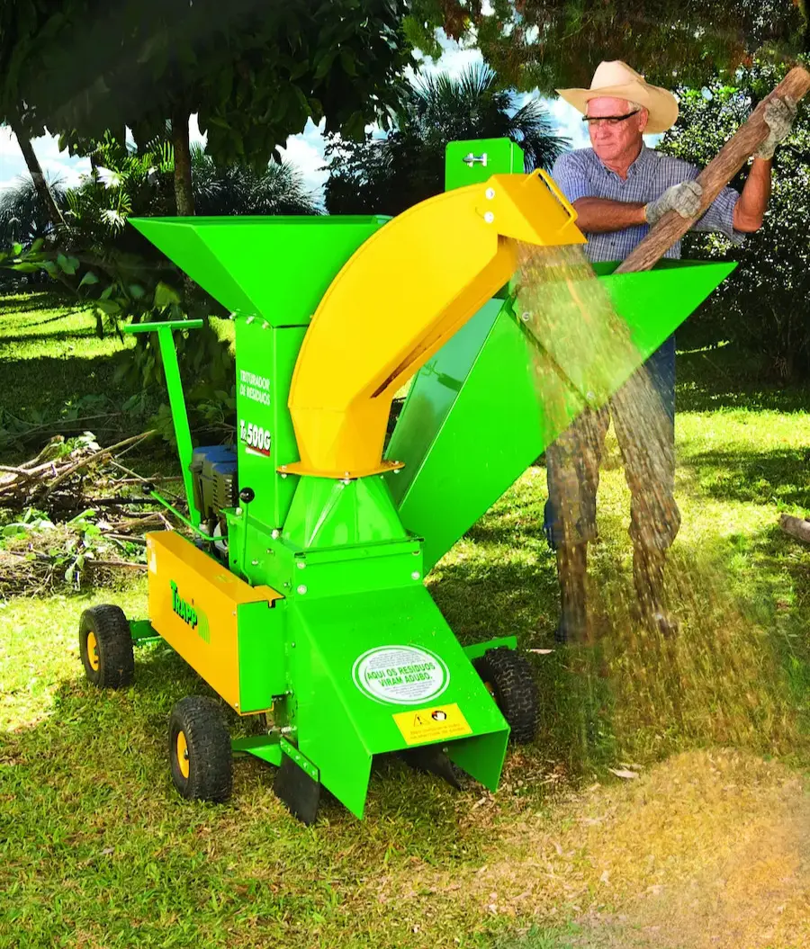 Operador alimentando galhos em triturador Trapp TR 2000