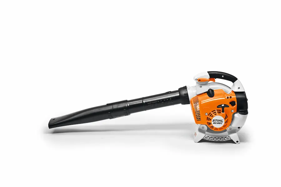 Soprador Stihl BG 86 em uso na manutenção de jardim de condomínio