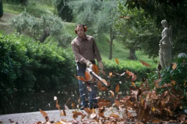 Jardineiro limpando calçada com soprador Stihl BG 86