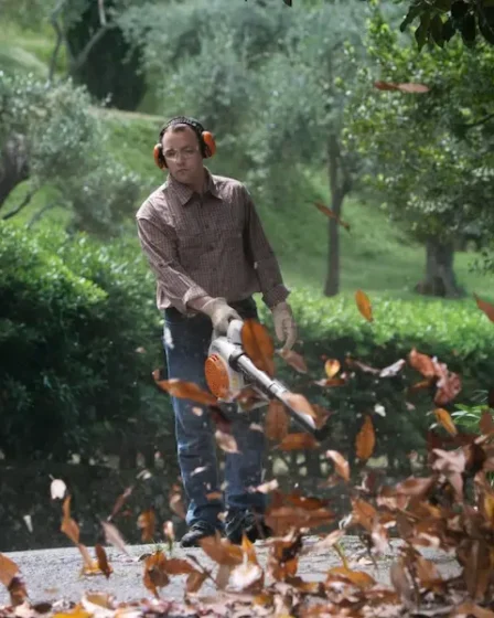Jardineiro limpando calçada com soprador Stihl BG 86