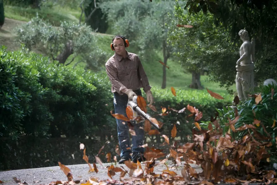 Jardineiro limpando calçada com soprador Stihl BG 86