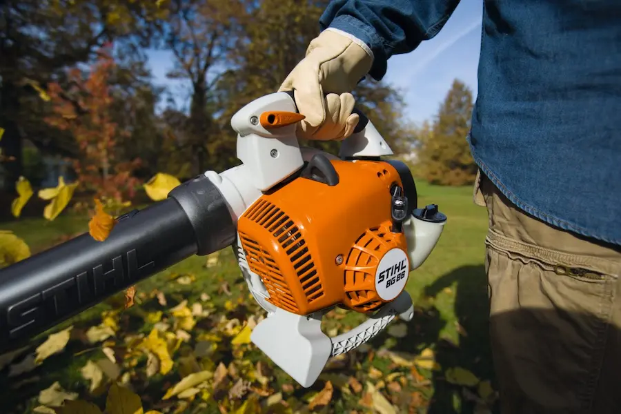 Jardineiro limpando calçada com soprador Stihl BG 86