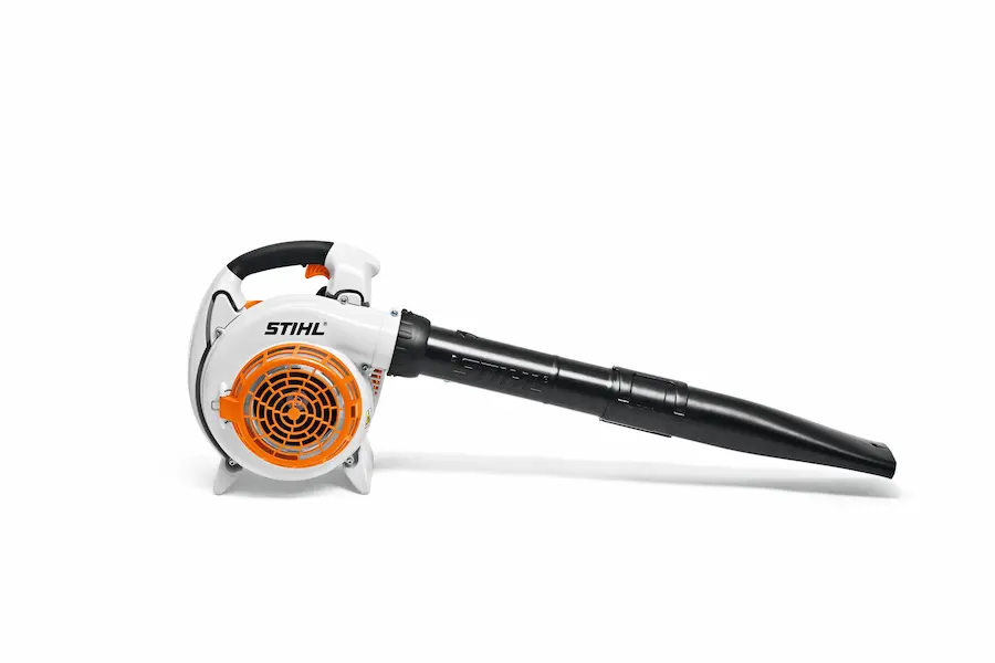 Soprador Stihl BG 86 em uso na manutenção de jardim de condomínio