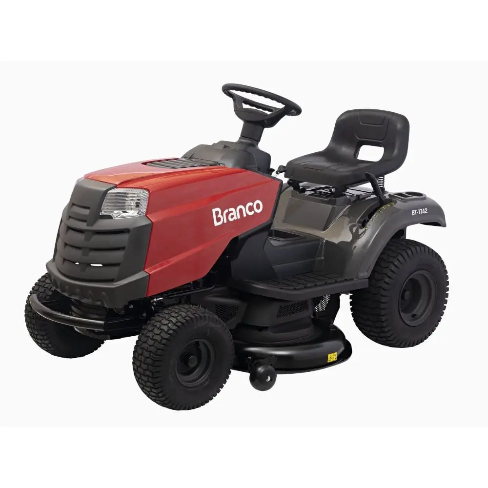 Trator cortador de grama residencial vermelho e preto com direção frontal e deck de corte inferior, indicado para manutenção de jardins, gramados amplos e áreas verdes de médio porte.