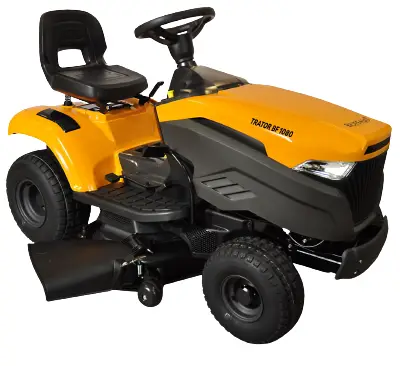 Trator cortador de grama amarelo com motor frontal, assento elevado e deck de corte lateral, recomendado para propriedades rurais, chácaras e jardins extensos.