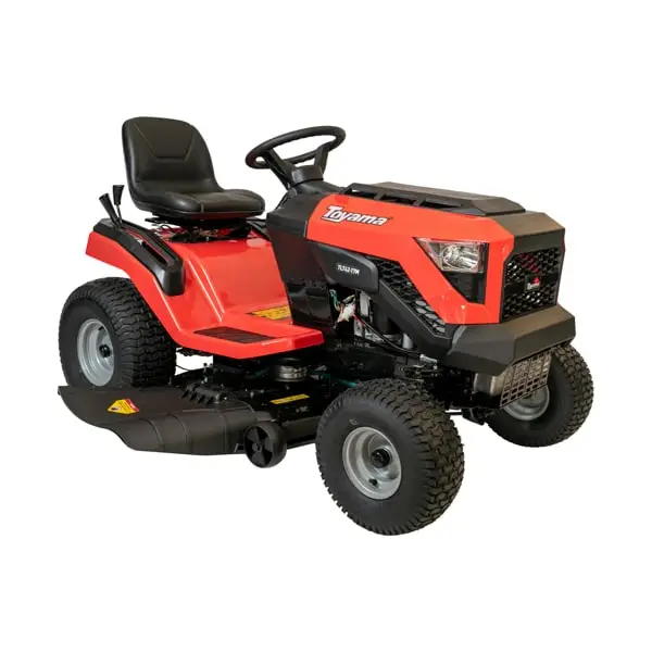 Trator cortador de grama Toyama com transmissão mecânica, assento ergonômico e plataforma de corte inferior, desenvolvido para corte de grandes áreas verdes e terrenos planos.