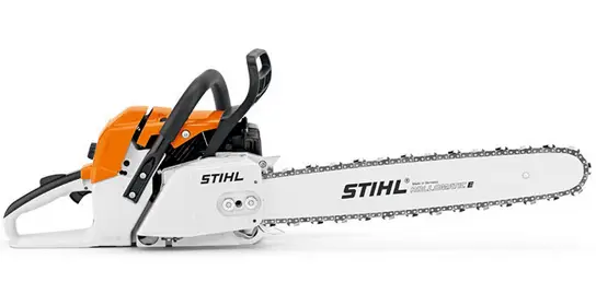 Motosserra Stihl MS 382 apoiada sobre tronco de madeira em área rural, demonstrando aplicação em corte de toras, produção de lenha, manejo de árvores e trabalhos florestais profissionais.