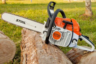 Indicada para corte de toras, lenha e manejo florestal, a Stihl MS 382 combina potência, robustez e durabilidade para operações intensivas.