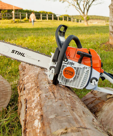 Indicada para corte de toras, lenha e manejo florestal, a Stihl MS 382 combina potência, robustez e durabilidade para operações intensivas.