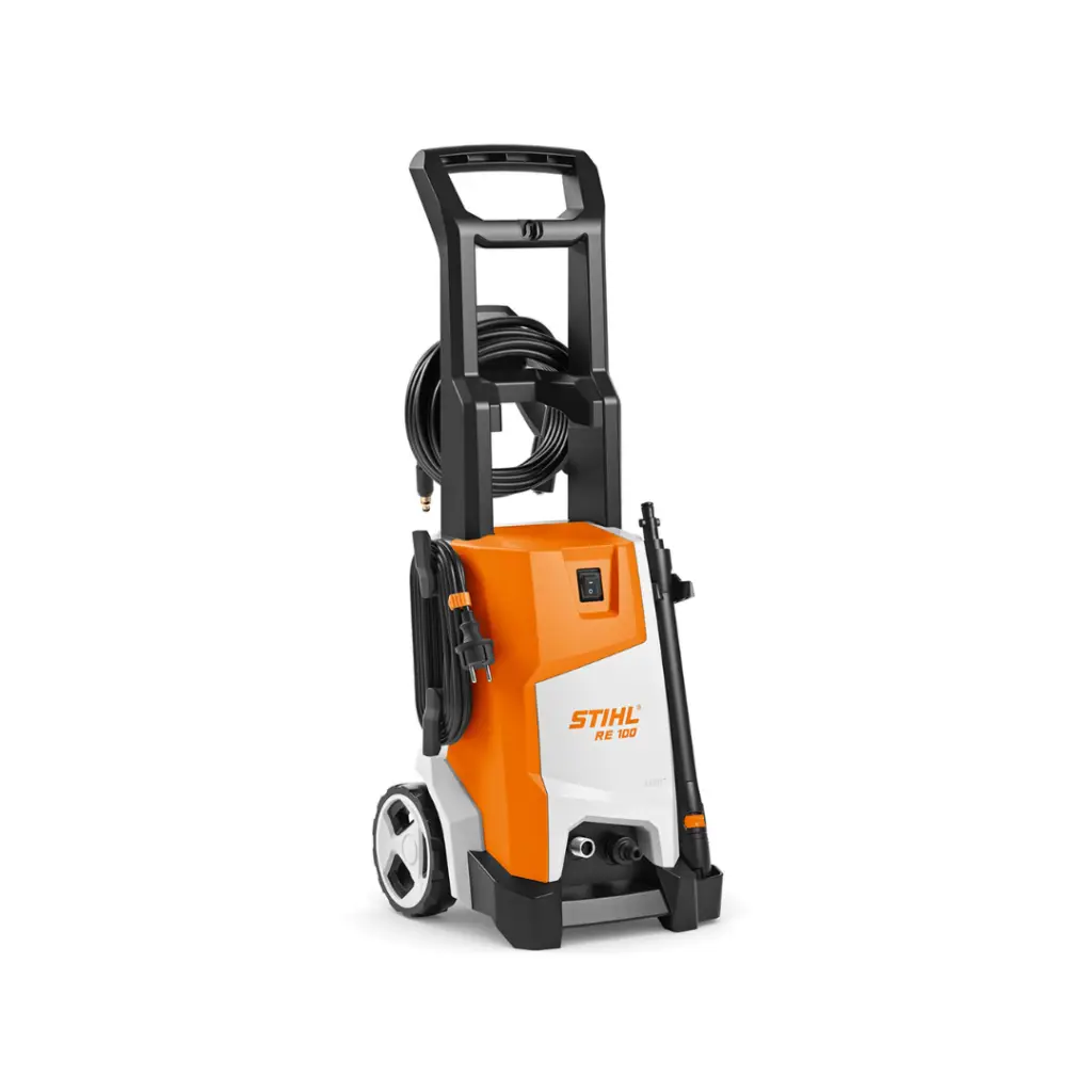 Lavadora de alta pressão Stihl RE 100 em fundo branco, modelo versátil para limpeza residencial de quintais, calçadas, veículos e fachadas.