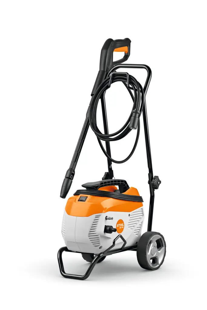 Lavadora de alta pressão Stihl RE 145 em fundo branco, modelo potente indicado para limpezas pesadas, uso frequente e áreas externas amplas.