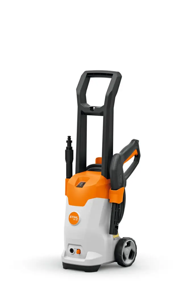 Lavadora de alta pressão Stihl RE 80 em fundo branco, modelo compacto indicado para limpeza residencial de calçadas, jardins, bicicletas e áreas externas.