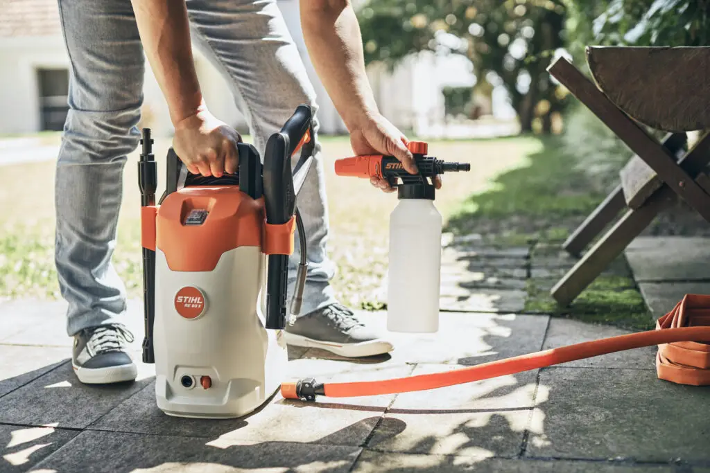 Lavadora de alta pressão Stihl RE 80 X compacta com mangueira e pistola, ideal para limpezas rápidas em casa, quintal e pequenas áreas externas.