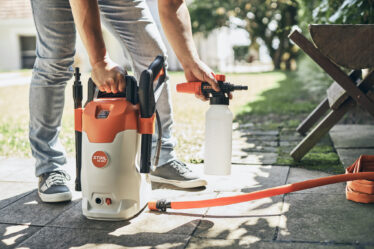Lavadora de alta pressão Stihl RE 80 X compacta com mangueira e pistola, ideal para limpezas rápidas em casa, quintal e pequenas áreas externas.