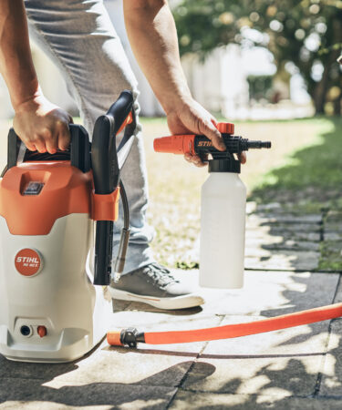 Lavadora de alta pressão Stihl RE 80 X compacta com mangueira e pistola, ideal para limpezas rápidas em casa, quintal e pequenas áreas externas.