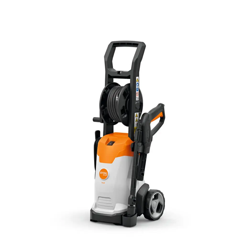 Lavadora de alta pressão Stihl RE 90 Plus com carretel de mangueira, modelo residencial robusto para limpeza de pisos, carros, muros e áreas externas.